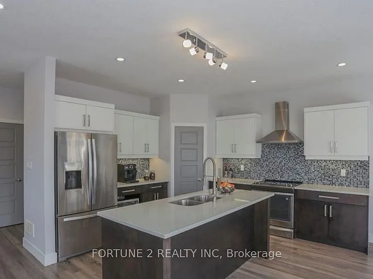 1877 Foxridge Cres — Photo 6