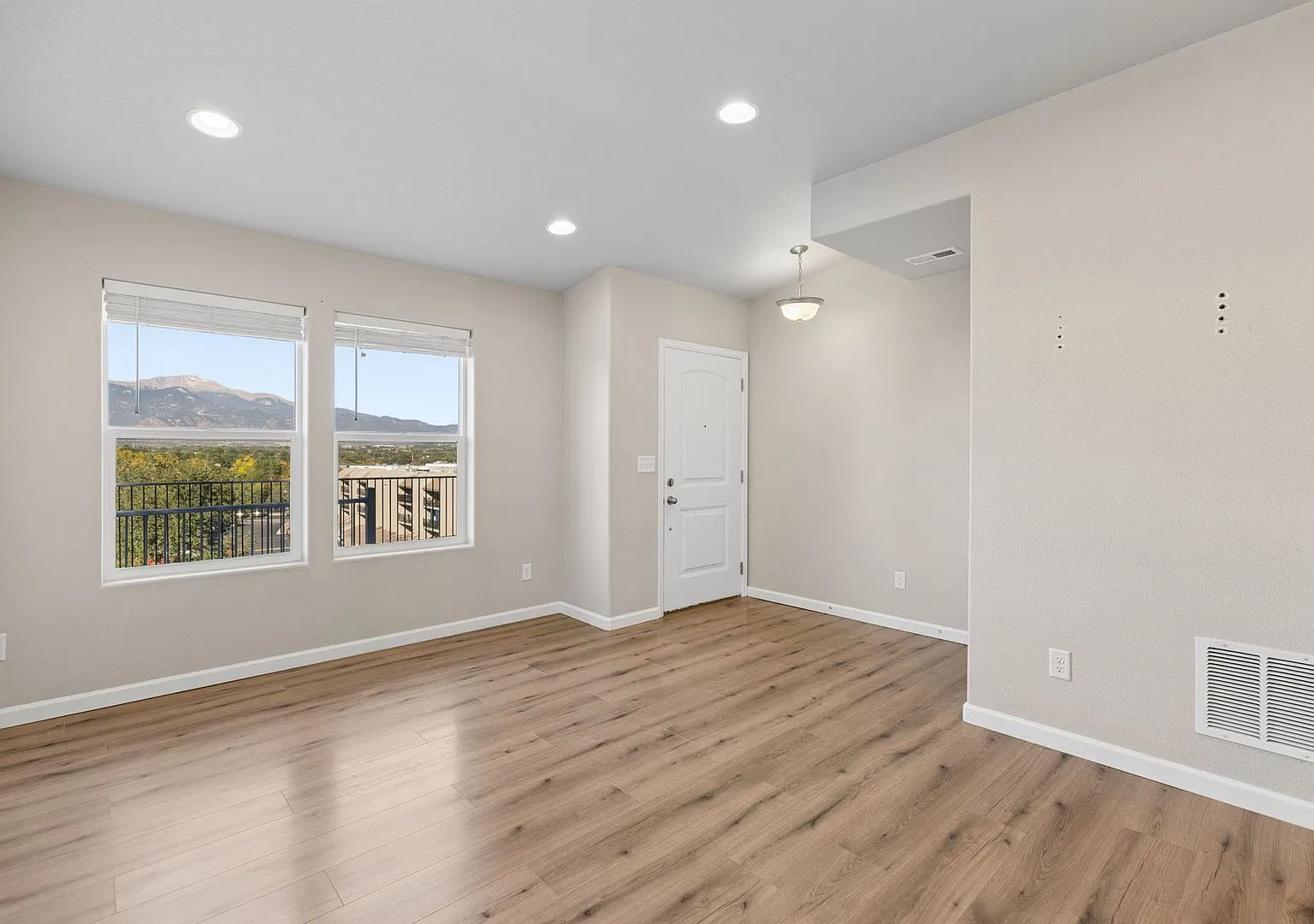 **Military Discount Of $50/Mo Limited Time** Newer End Unit Two Story Townhome With A/C & 1 Car G... — Photo 4