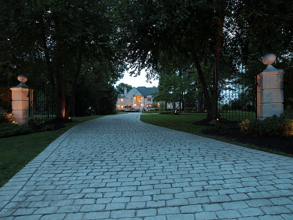 2nd image of 18 Larkspur Ln