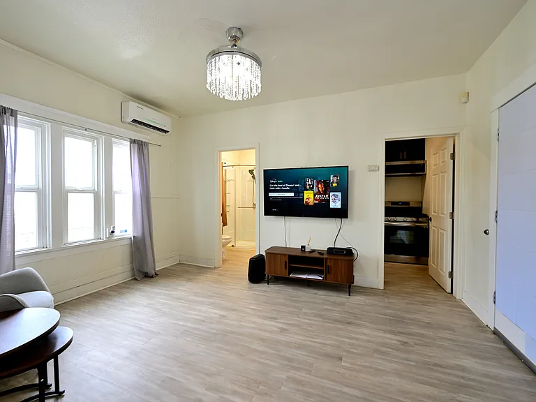 updated unit, super bright with many windows, furnished w/ in-unit laundry and free wifi (speed and connectivity NOT GUARANTEED)