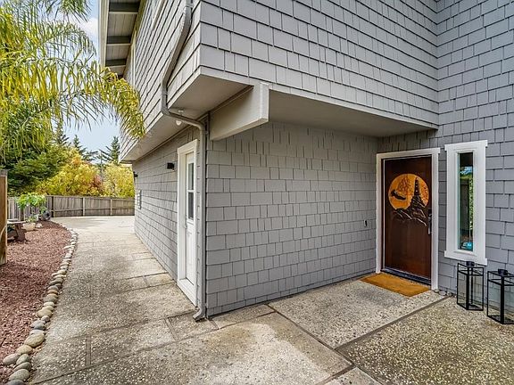 3rd image of 2065 Seascape Blvd