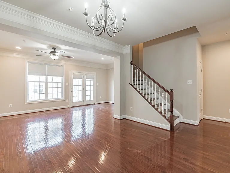 513 Girard St — Photo 9