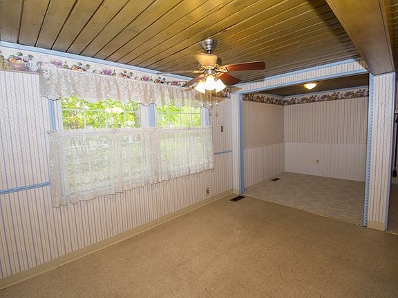 5th image of 3215 Essex Dr