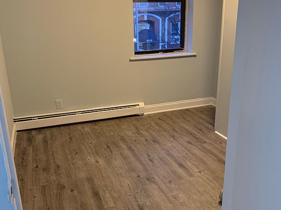 4th image of 2311 Loring Pl N
