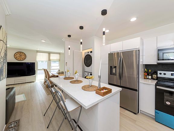 3rd image of 645 N Gramercy Pl APT B