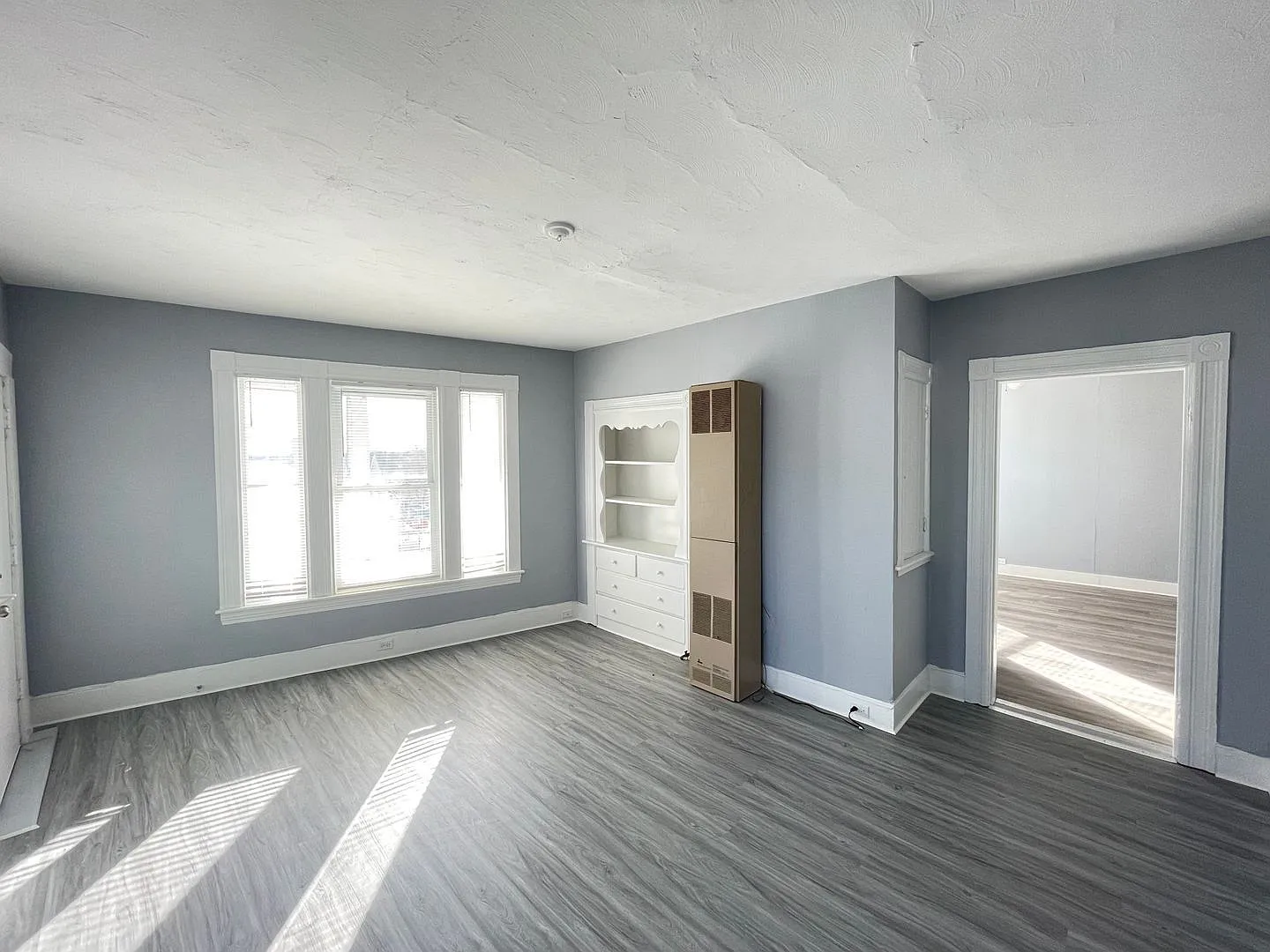 3 bed, 1.0 bath, 924 sqft, $2,075 — Photo 1