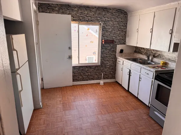 8060 Dale Ave APT 2, Center Line, MI 48015