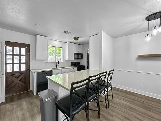 3 bed, 2.0 bath, 1440 sqft, $2,300 — Photo 3