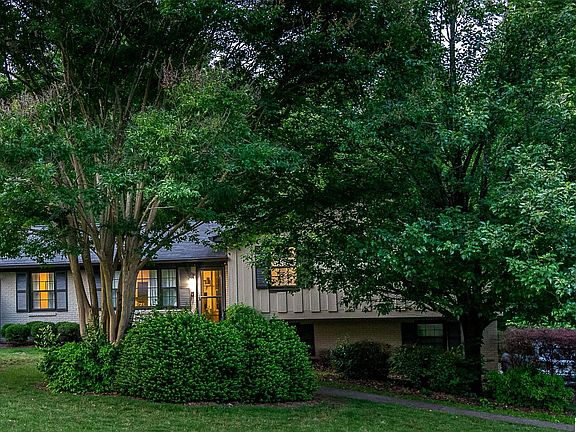 3rd image of 944 Shady Brook Cir