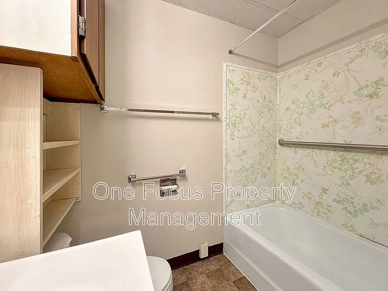 1 bed, 1.0 bath, $795 — Photo 4