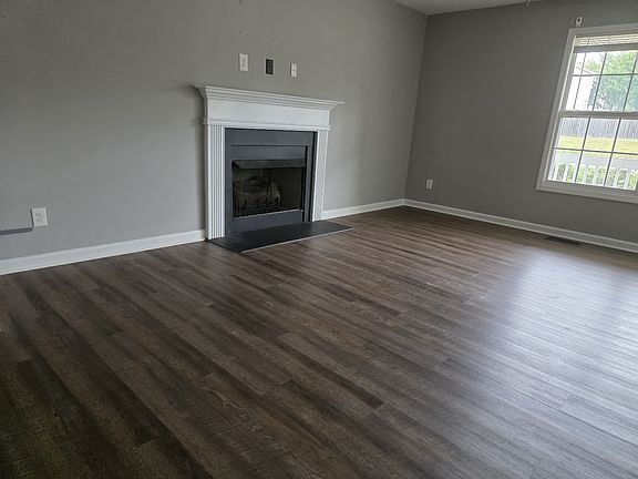 3rd image of 3499 Oak Creek Dr