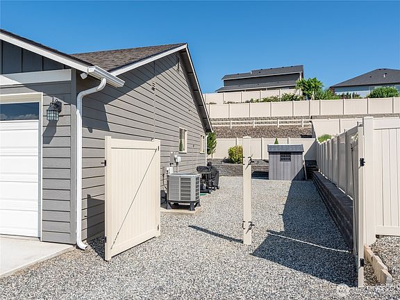 3rd image of 2149 SE Maryhill Street