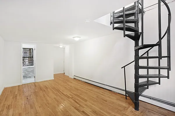 Rented by REZI | media 12