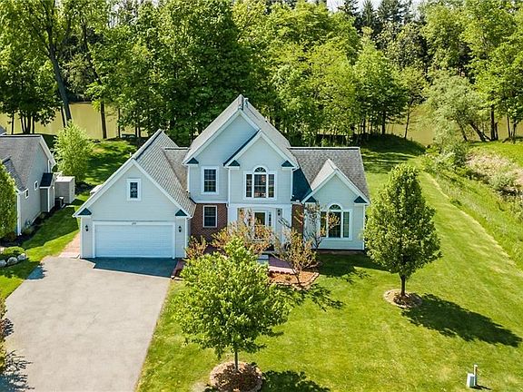 3rd image of 137 York Bay Trl