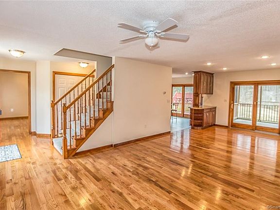 5th image of 19 Florence Dr