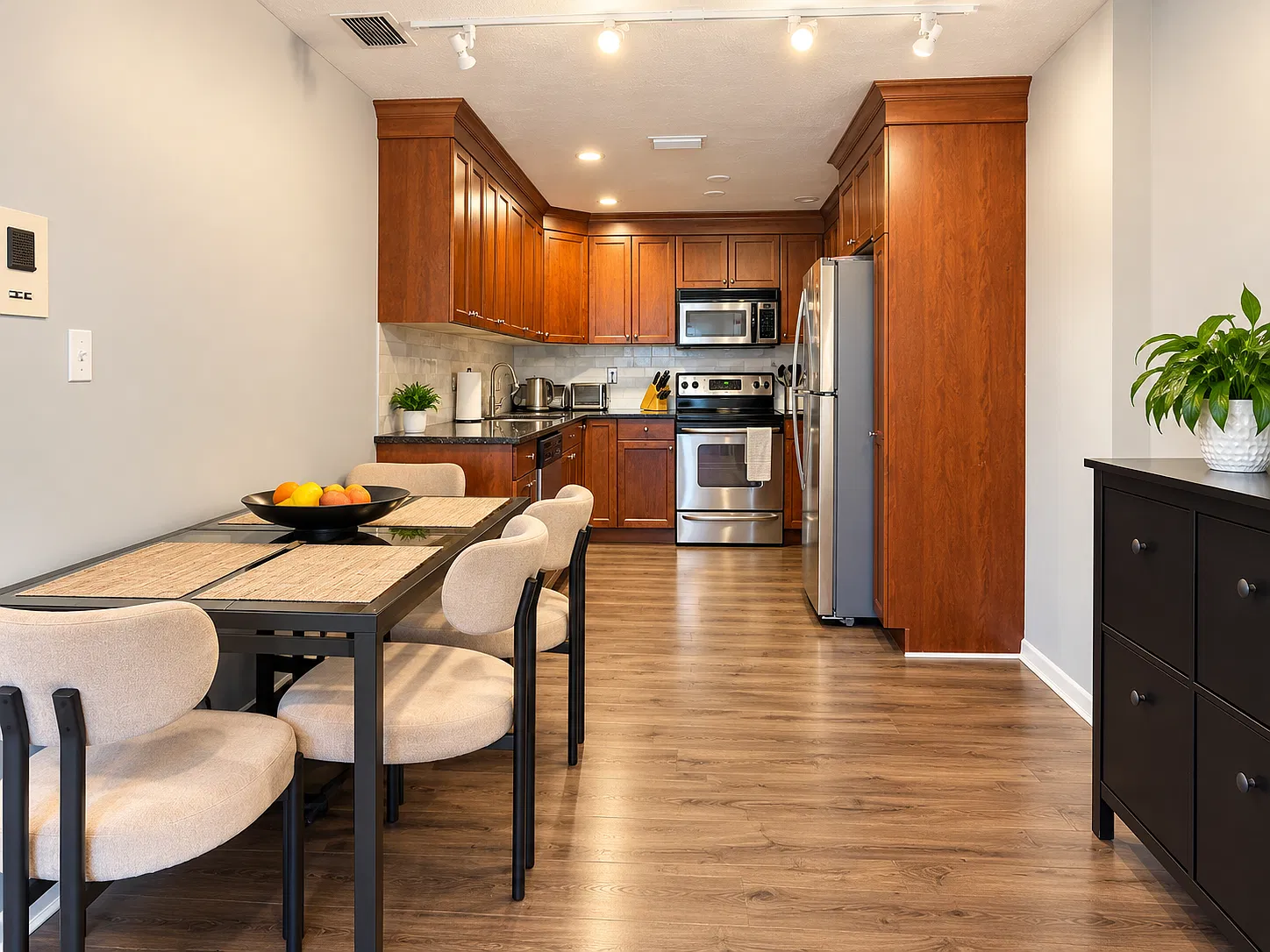 2 bed, 860 sqft, $2,400 — Photo 2