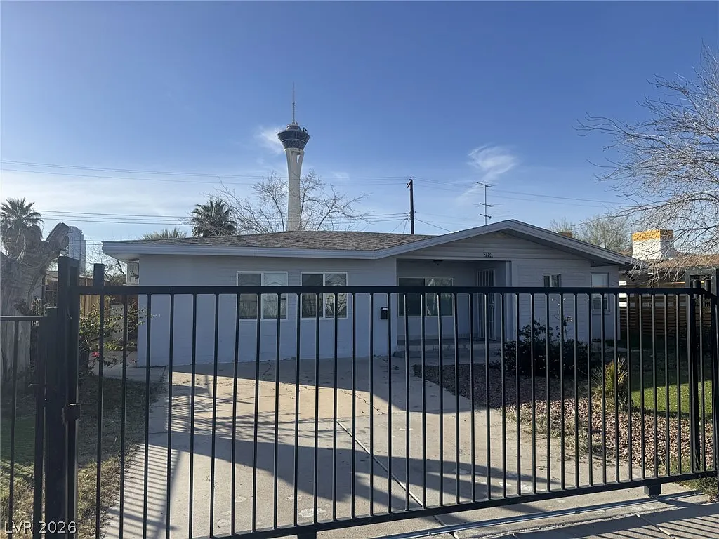 3 bed, 2.0 bath, 1958 sqft, $2,100 — Photo 1