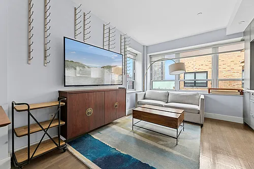 432 W 52nd St Photo 1
