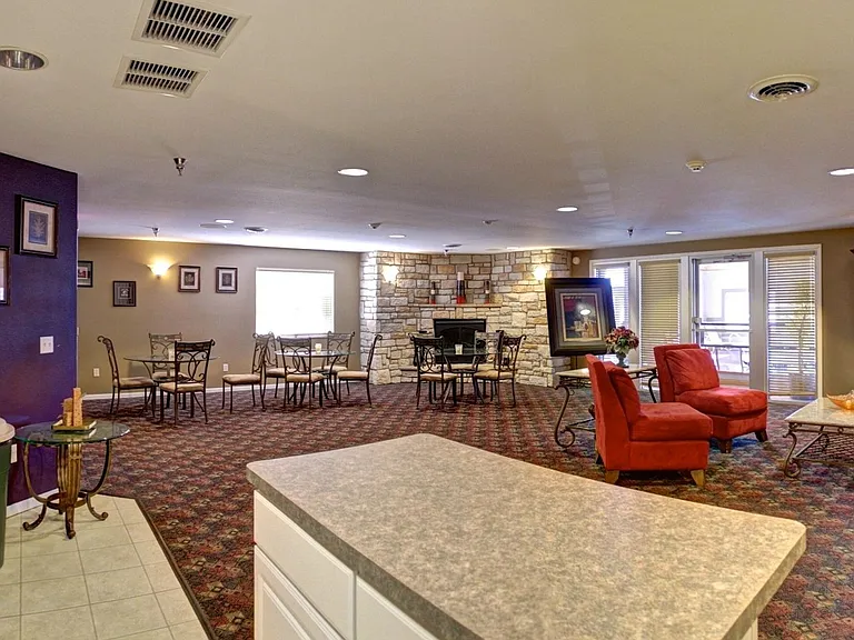 Autumn Ridge Apartment — Photo 10