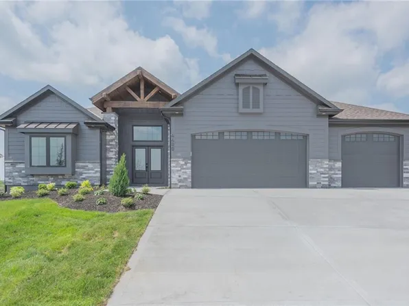 4151 Lake Shore Dr, Basehor, KS 66007