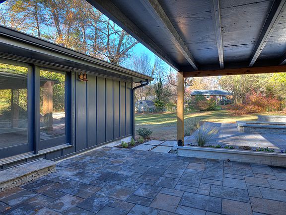 4th image of 1069 Oakview Dr SE