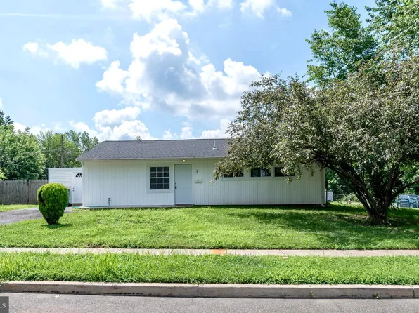 2 Edgewood Ln, Levittown, PA 19054