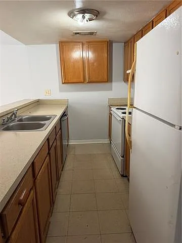 2 bed, 1.5 bath, 1304 sqft, $1,250 — Photo 3