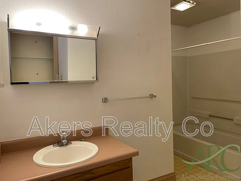 411 W 11th St #B — Photo 5