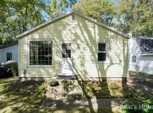 6830 Goldenrod Ave NE, Rockford, MI 49341