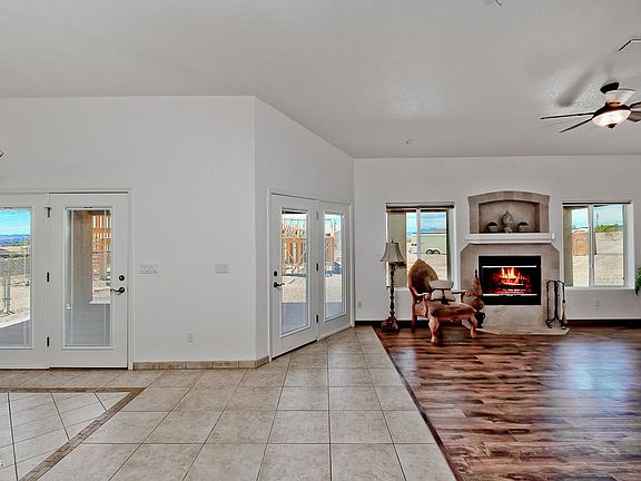 3rd image of 981 Lakeside Dr