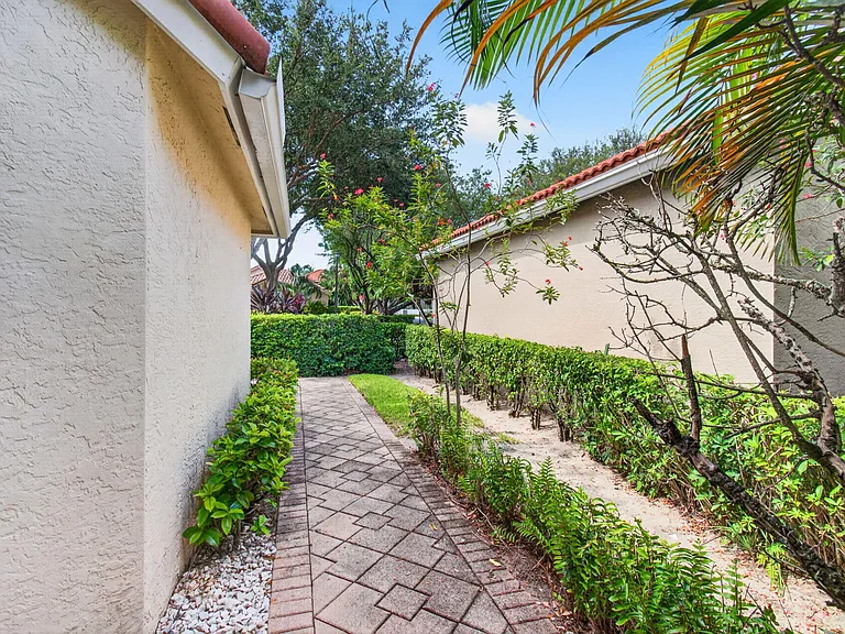 5225 Brookview Dr — Photo 36