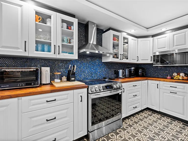 4470 SW 105th Ave — Photo 10