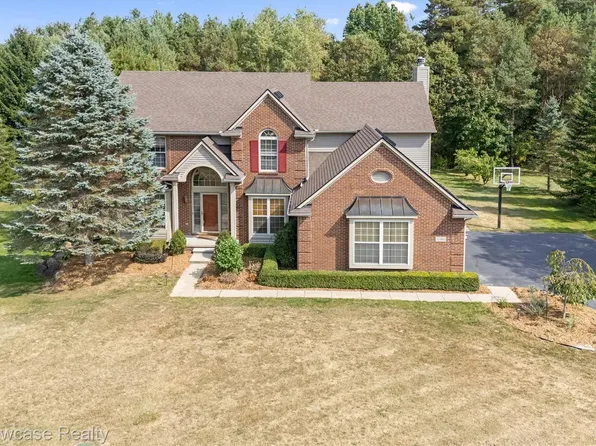 11385 Scotch Ct, South Lyon, MI 48178