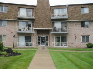 3240 N Manor Dr, Lansing, IL
