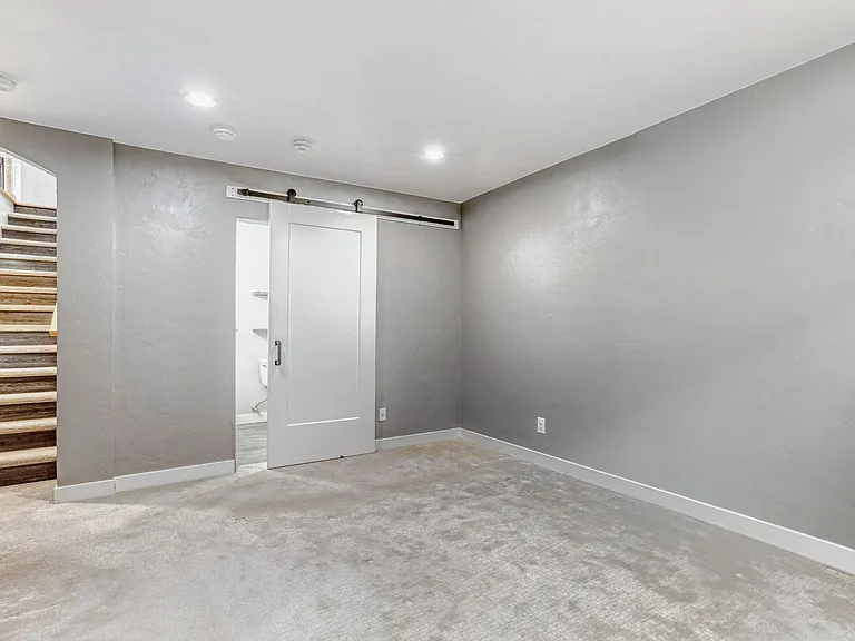 2507 NE 59th St — Photo 17