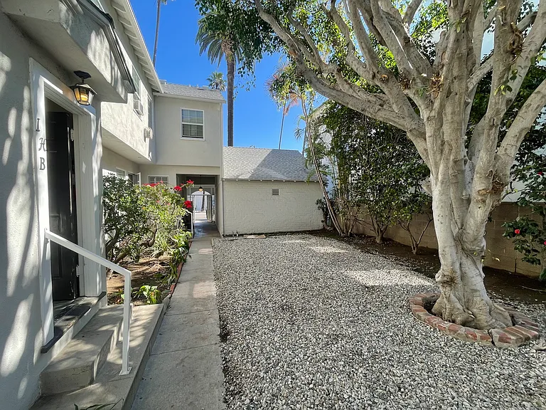 429 N Doheny Dr #D1 — Photo 12