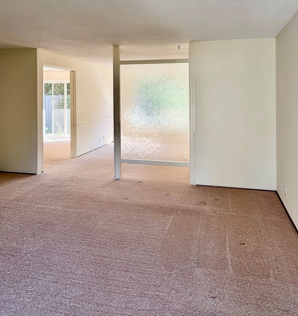 4 Bed / 2.5 Bath Bellevue rambler $4,095/month — Photo 3