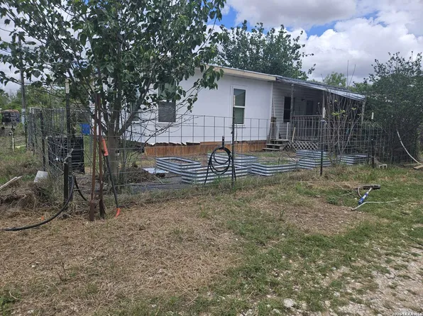 255 County Road 668, Devine, TX 78016