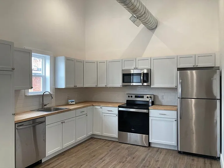 104 E Maple St #5 — Photo 3