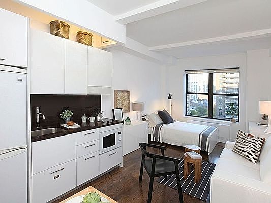 4th image of 212 W 91st St #918