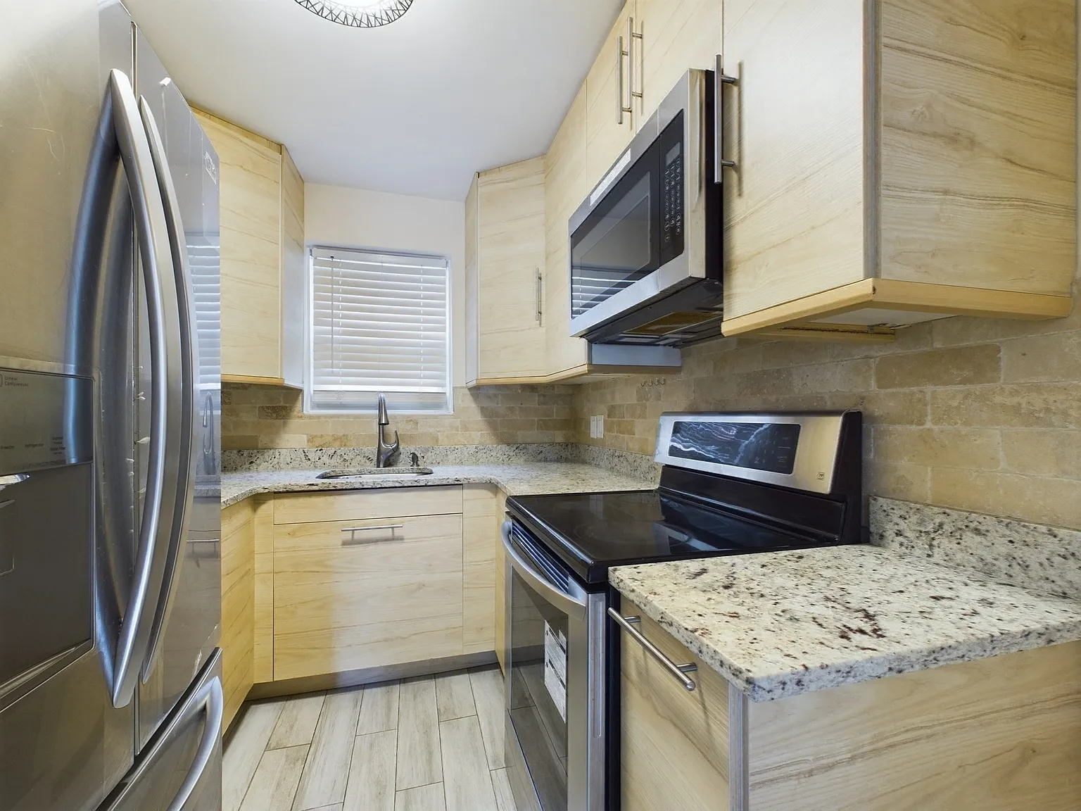 3 bed, 1.0 bath, 900 sqft, $2,400 — Photo 2