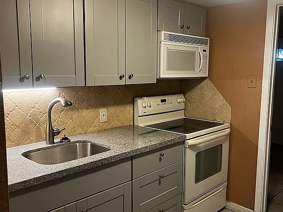 2nd image of 1750 E Oak St APT 4