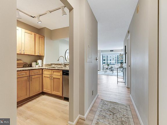 4th image of 900 Stafford St #1912
