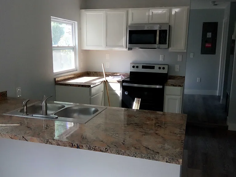 1008 Colyer St — Photo 7