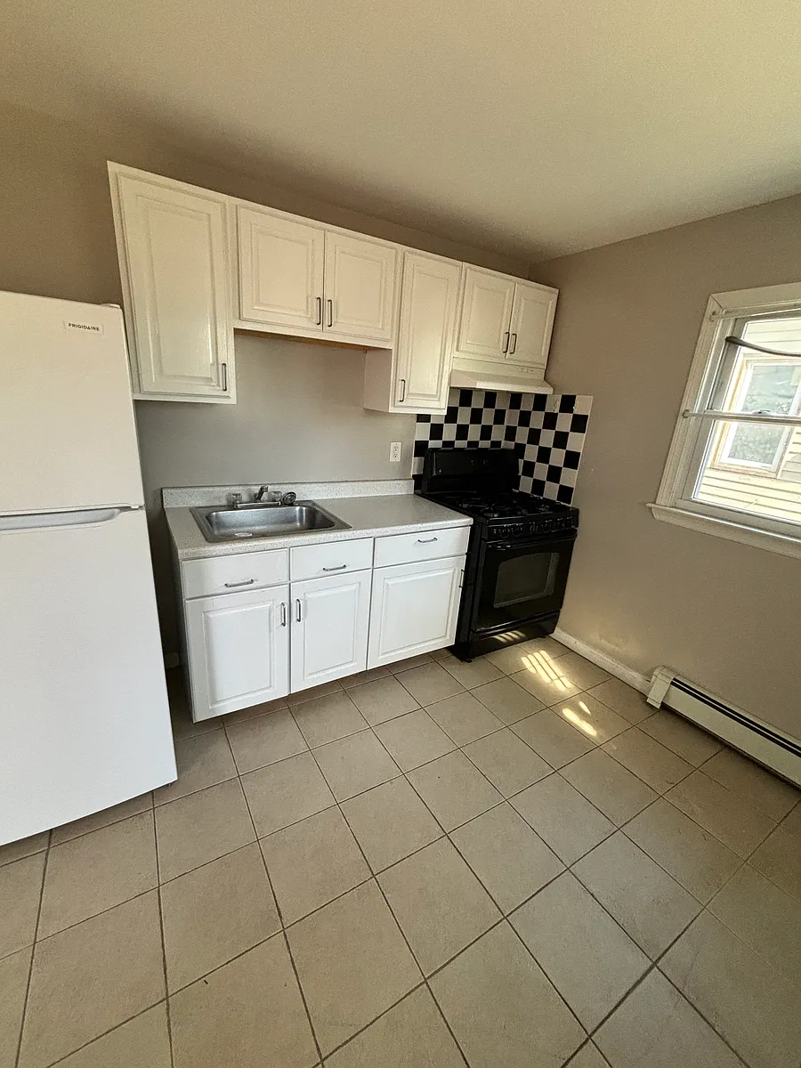 Photo 2 of 8 - 86 Birdsey St #2L - Bridgeport, CT Building Photo - 86 Birdsey St #2L