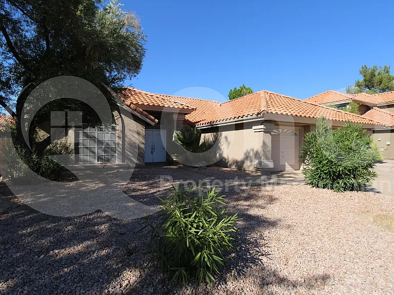 1560 W Kent Dr — Photo 2