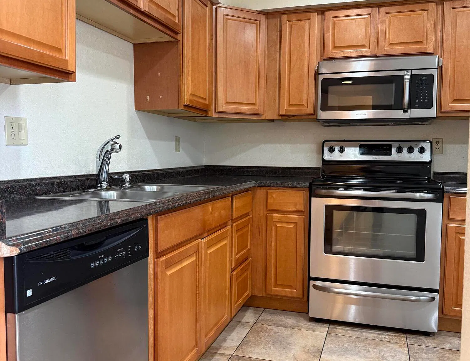 3 bed, 2.5 bath, 1256 sqft, $1,350 — Photo 4