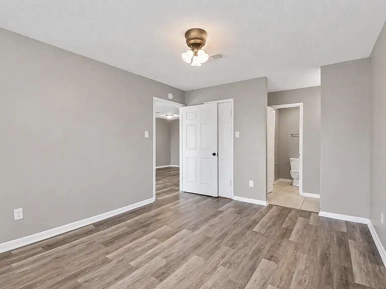 Cole Apartments — Photo 9