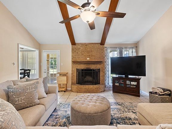 3rd image of 1403 Larkspur Ln