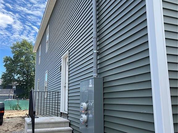 2nd image of 88 Coggeshall St